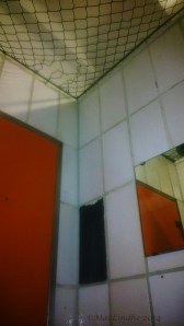 Interiörbild från omklädningscell på Gellertbadet